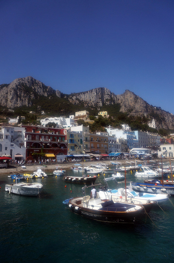 Marina Grande ve arkada Anacapri manzarası - Capri Adası