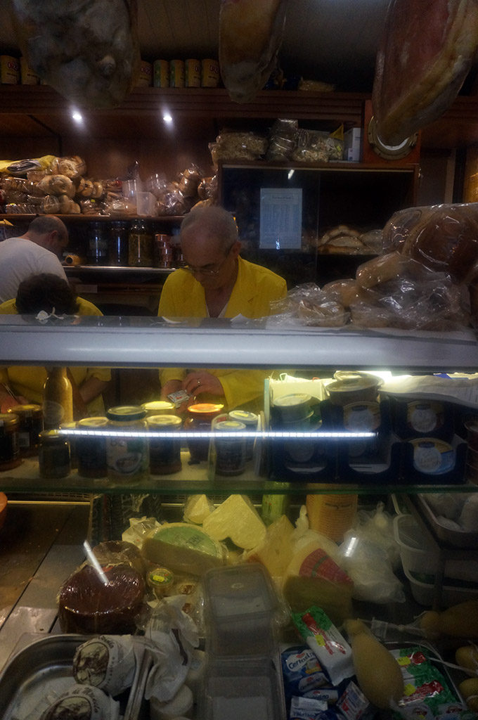 Sandviçimizi büyük bir ciddiyetle hazırlıyorlar : ) - Salumeria Da Aldo - Marina Grande / Capri