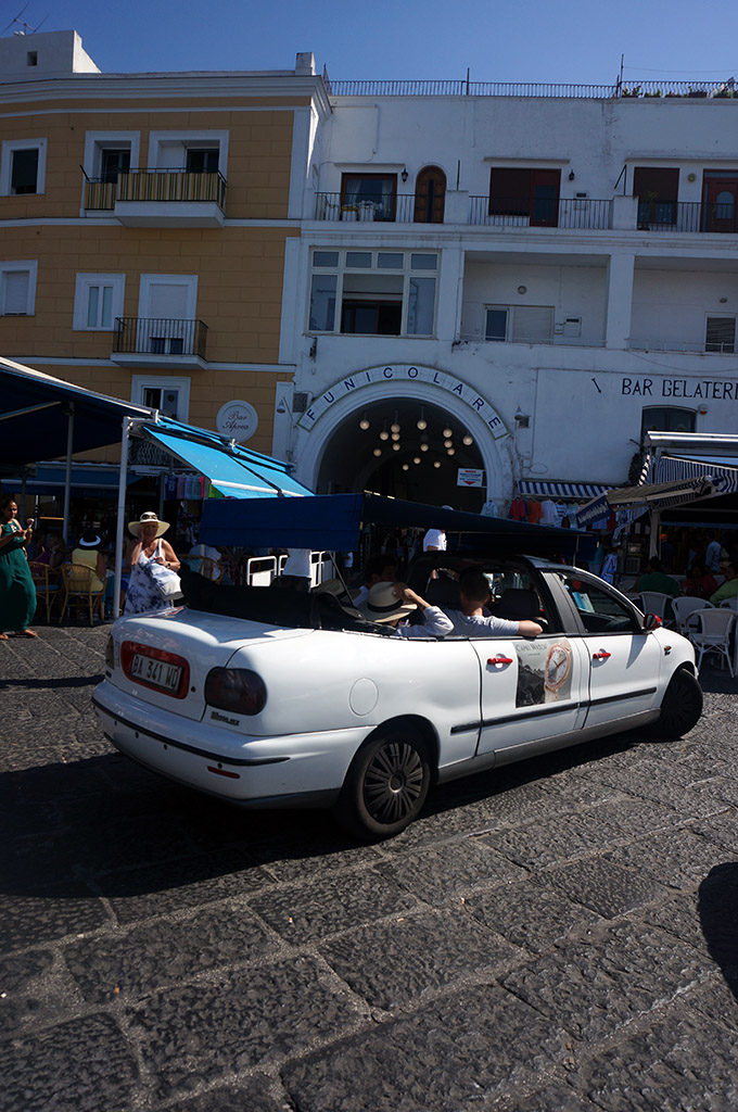Capri'nin üstü açık taksileri