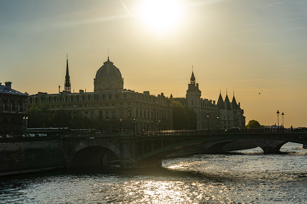Pont Notre Dame'dan Conciergerie manzarası