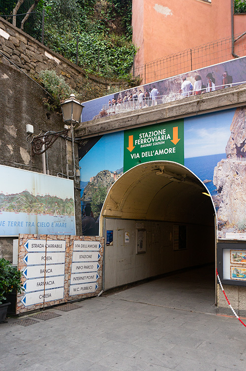 Manarola ile tren istasyonunu bağlayan tünel