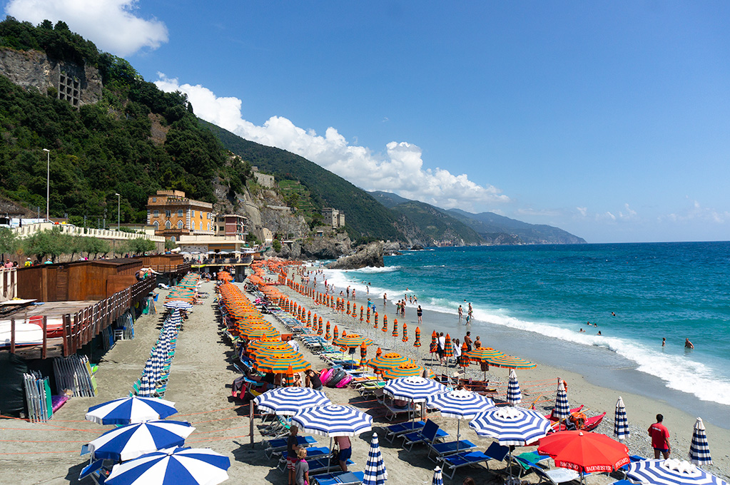 Monterosso'nun ikonik şemsiyeli plajları