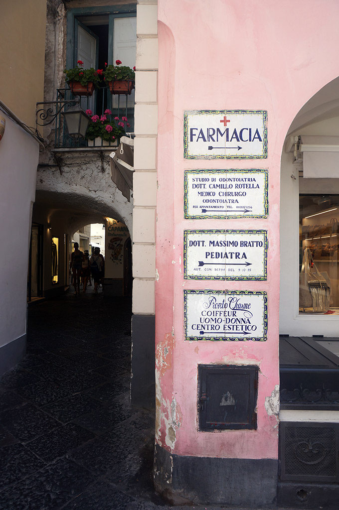 Renkli Capri sokakları