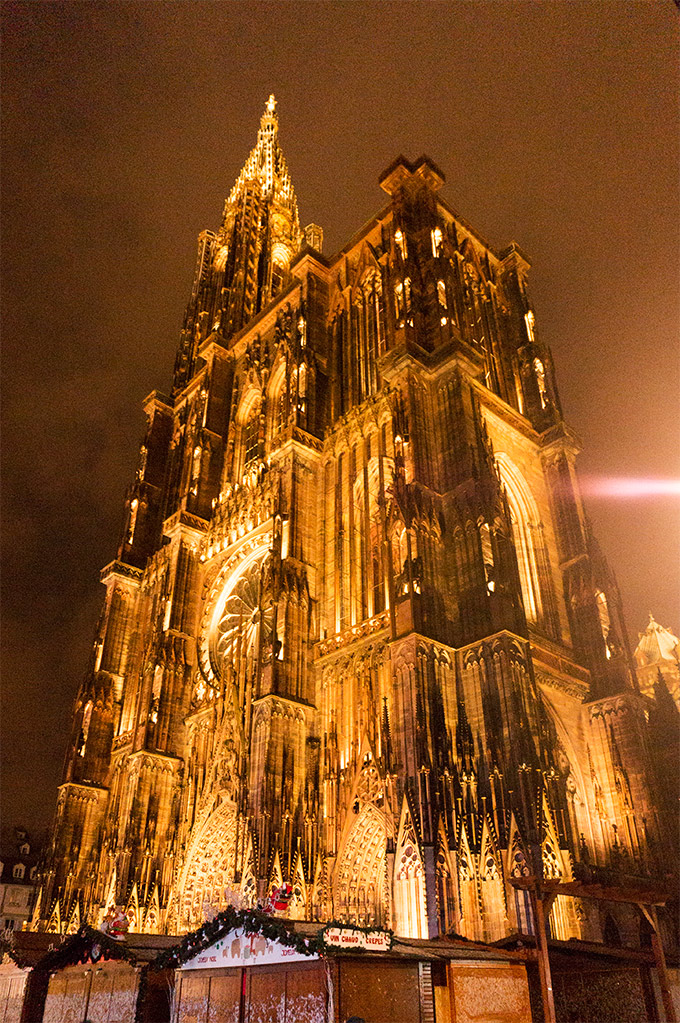 Işıklandırılan Strasbourg Katedrali daha bir ihtişamlı görünüyor 
