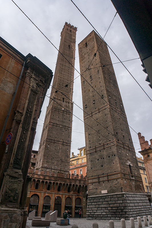 Bologna'nın heybetli kızkardeşleri: Asinelli ve Garisenda