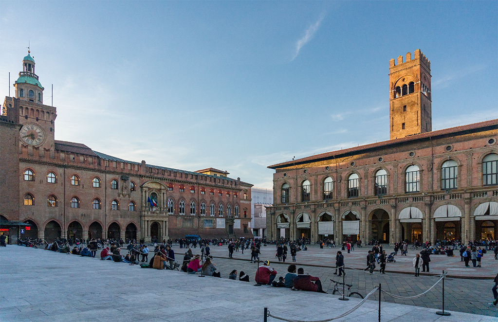 San Petronio'nun merdivenlerine oturup Piazza Maggiore'yi izlemek...