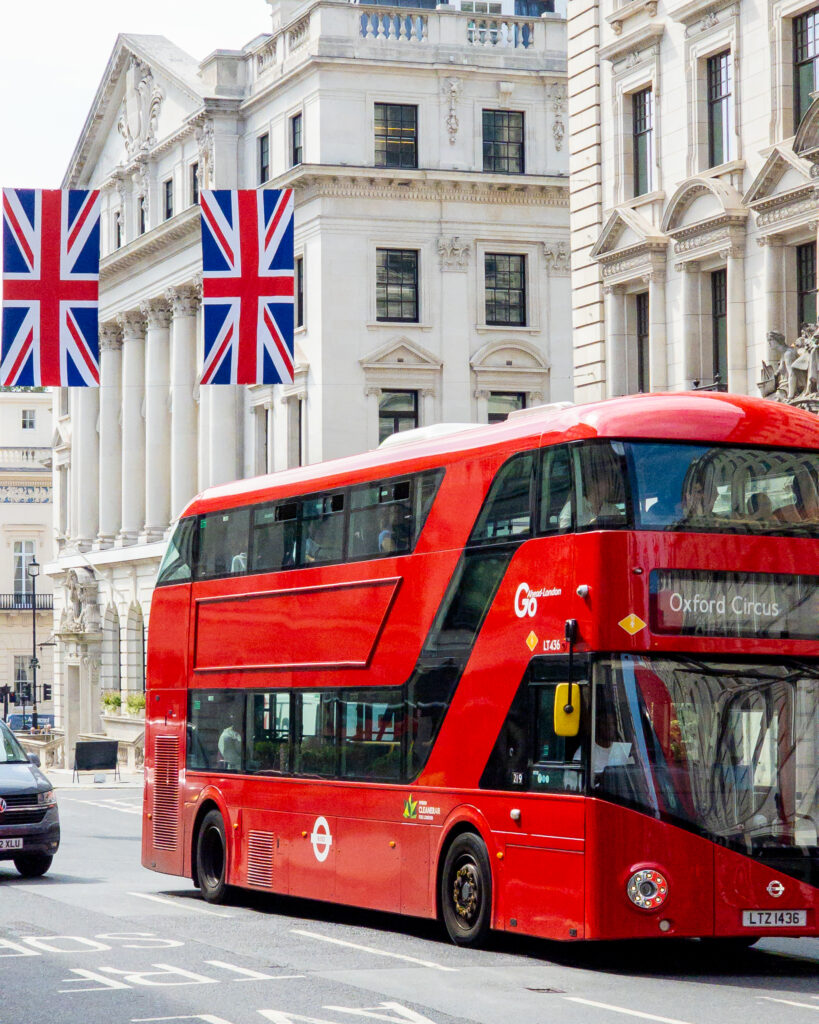 Londra ikonik kırmızı çift katlı otobüsleri